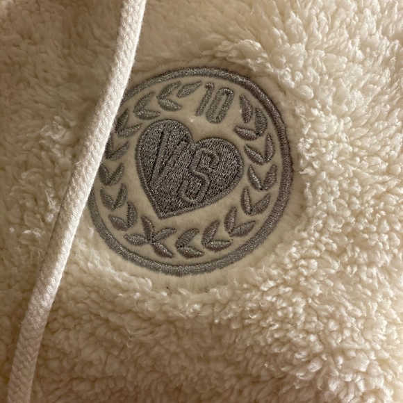 Victoria Secrets Sherpa - Picture 3 of 6
